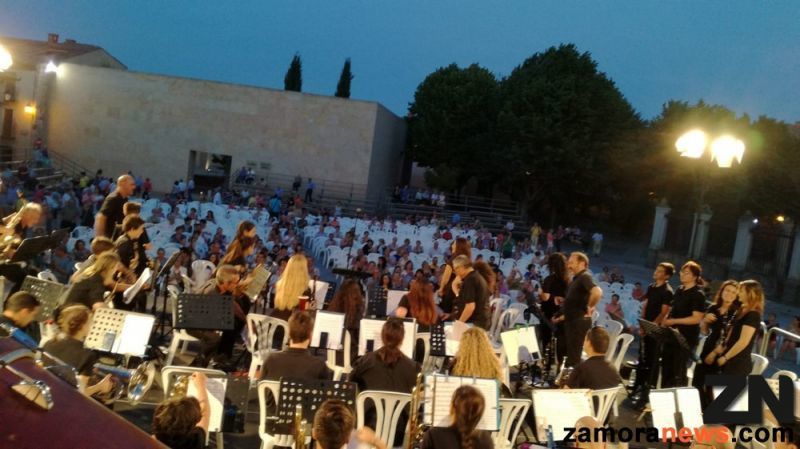 La Banda de Música Maestro Nacor Blanco inaugura las fiestas con un concierto en la Plaza de la Catedral