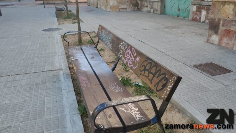Airadas protestas de la Directiva del barrio de los Bloques ante la instalación de varios bancos usados y llenos de grafittis