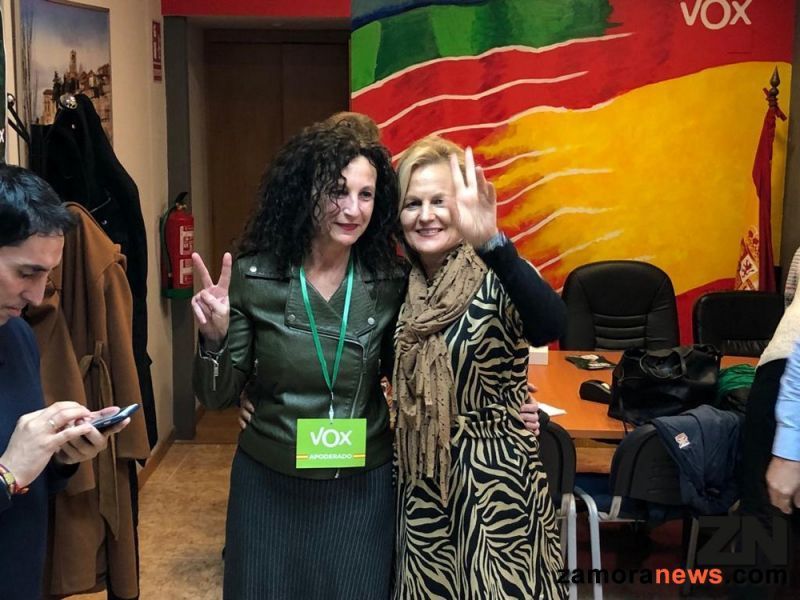 En la sede de VOX Zamora la alegría y la celebración es la tónica dominante, la bandera de España ondea en su sede