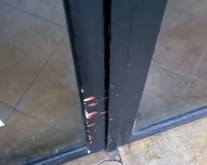 Marcas en la puerta principal del Bar "La Canoa" | Foto cedida a Zamora News
