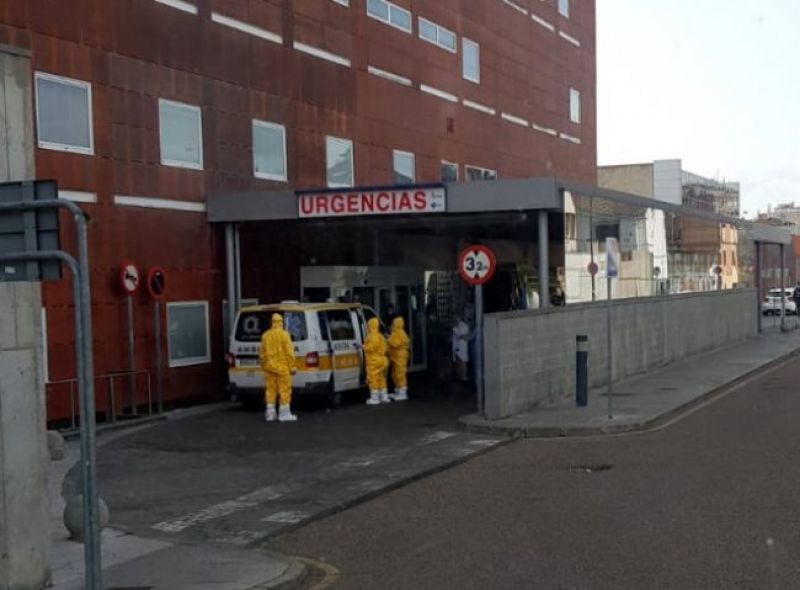 Personal sanitario con trajes para evitar el contagio | Foto cedida a Zamora News