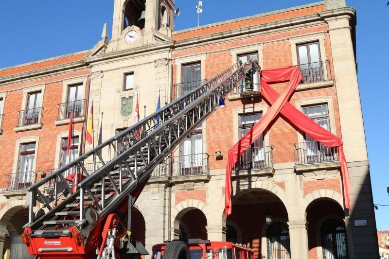 El lazo rojo con motivo del Día Mundial de la lucha contra el sida ya luce en el Consistorio zamorano
