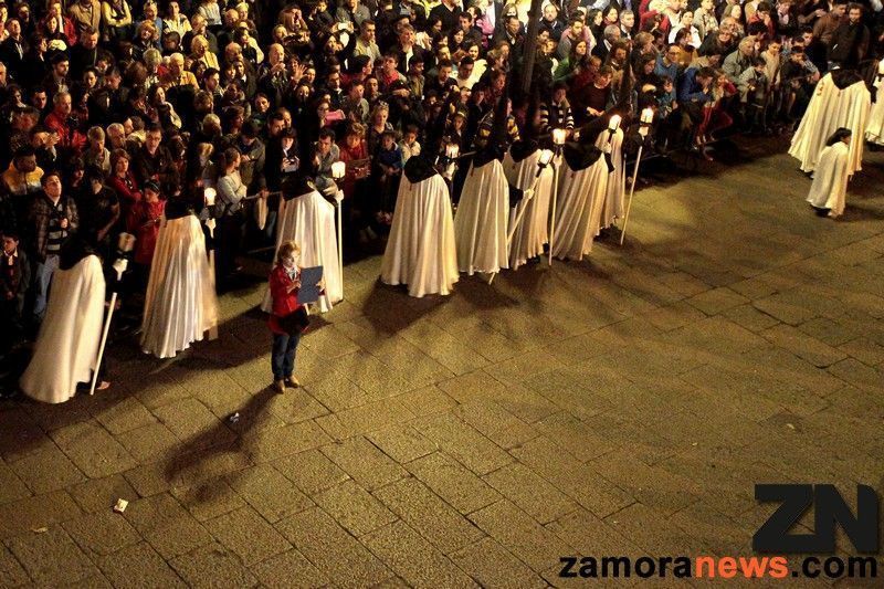 Una señora fotografía con su tableta la procesión de ayer tarde