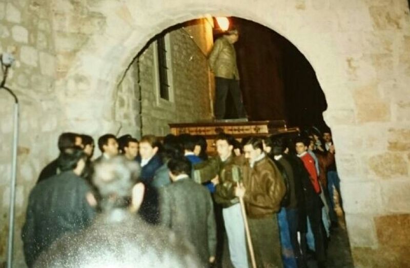 Primera prueba de la mesa de Luz y Vida por el Arco del Obispo con Manolo Lozano simulando la alzada del Jesús