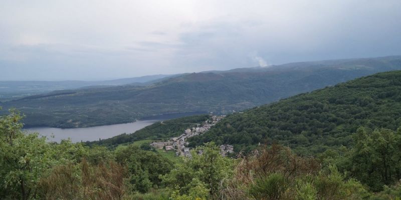 Se mantiene activo el incendio entre Sotillo de Sanabria y Avedillo con los equipos de extinción trabajando en la zona