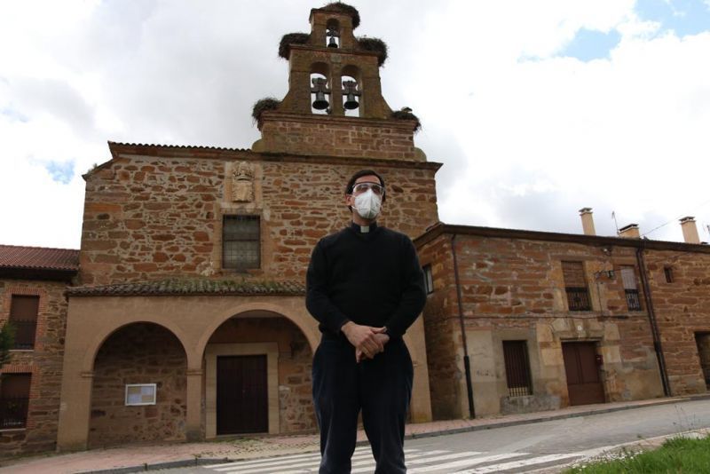 El culto vuelve a Tábara con aforo reducido y ostiario