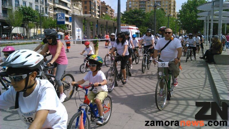 Un centenar de zamoranos celebra el Decabike
