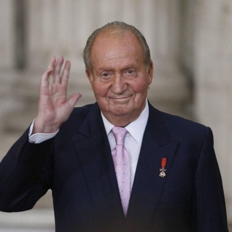 El Emérito rey Juan Carlos ha comunicado a su hijo, Felipe VI, su decisión de "trasladarse fuera de España"