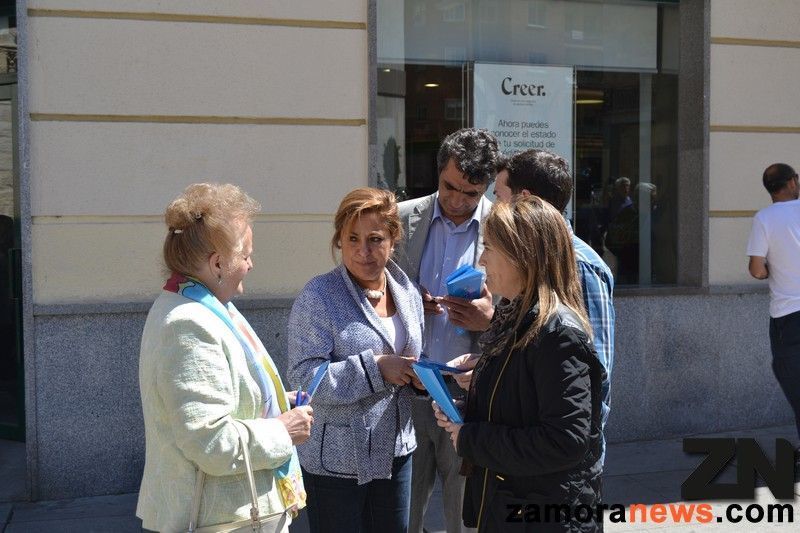 El PP instala una mesa informativa en la Plaza de la Constitución