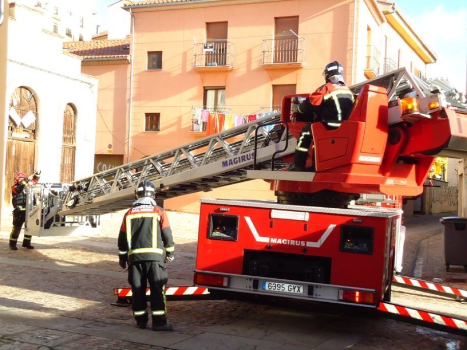 Los bomberos trabajan en la ciudad.