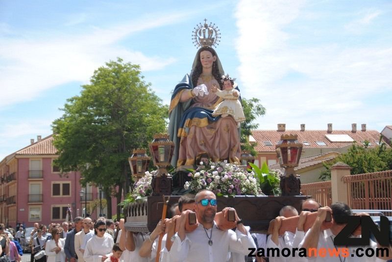 La imagen de la Virgen de la Salud procesiona a hombros por las calles del barrio de la Horta