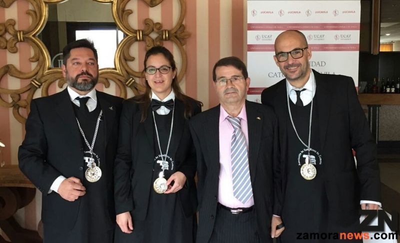 Tomás Vega, Mercedes García Sevillano y Fernando Martín con el presidente de la Asociación Zamorana de Sumilleres, Antonio García Carrión