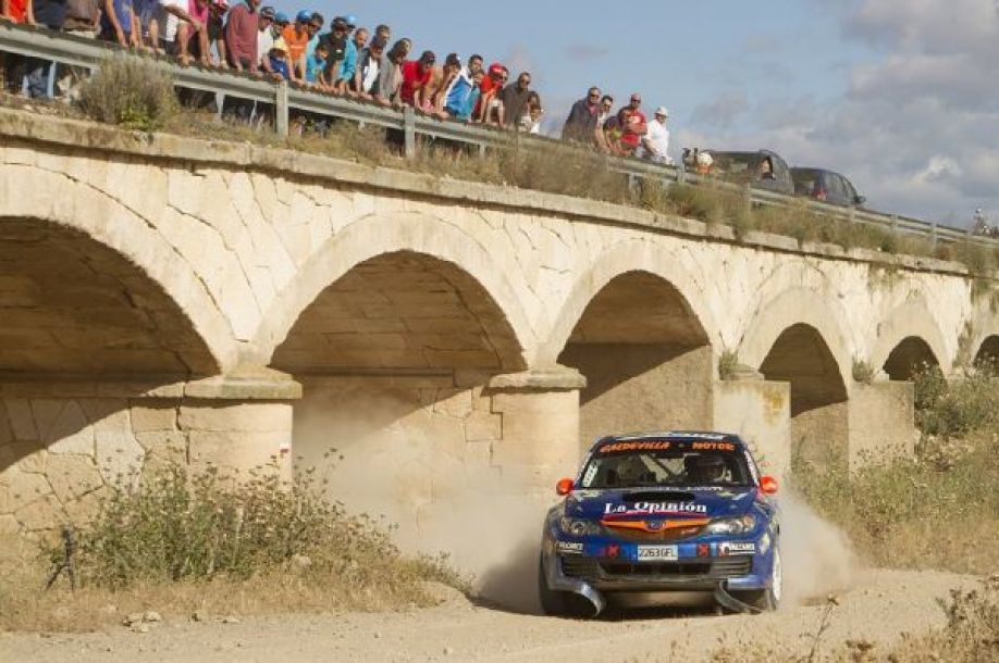 El coche de Rubén Sastre toma una curva. Foto:O.S
