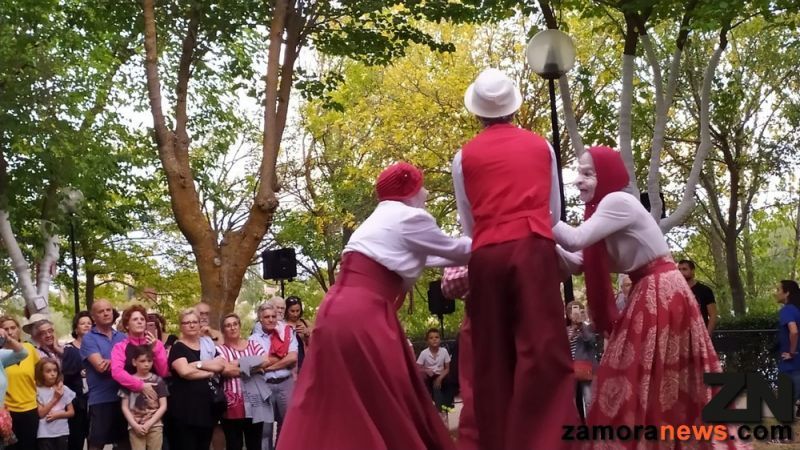 La Raya que une en Olivares y se centra en la cultura del Duero pone de manifiesto su DOURARTE y llena el parque de las Moreras