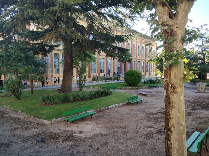 Largas colas en los institutos para la matriculación de alumnos