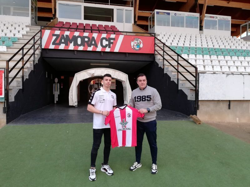 David Ordóñez y César Villafañe posan con la camiseta del Zamora CF| Foto E. S. D.