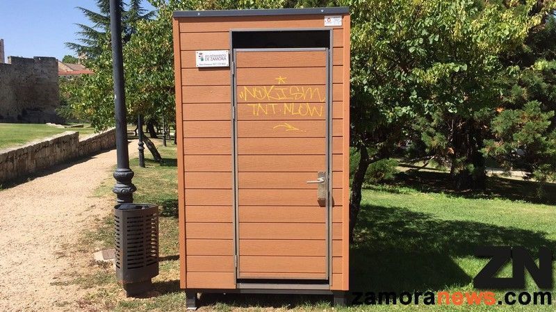 Algunos de los baños portátiles que instaló el Ayuntamiento ya están pintados