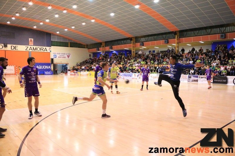 Lluvia de peluches y goles en el Ángel Nieto, el balonmano Zamora vence 31-24 a un BM Torrelavega que no corrió tanto como se esperaba