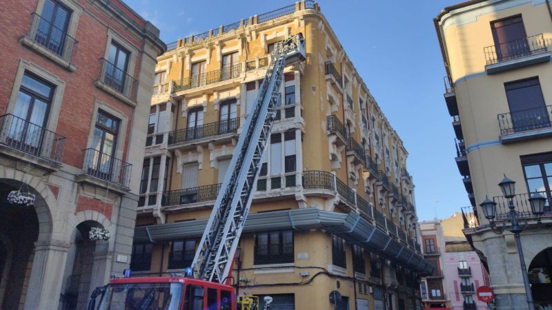 Los Bomberos intervienen en el quinto piso del edificio del antiguo Pub Arche.