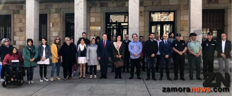 Un minuto de silencio para mostrar respeto por las víctimas y rechazo ante los mil asesinatos de mujeres víctimas de violencia de género desde 2003