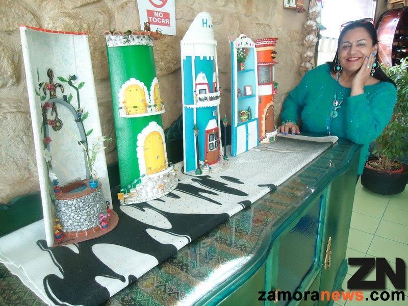 Mari Carmen Antón, junto a algunas de las tejas decorativas de la exposición.