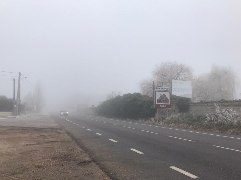 Cerca de una veintena de tramos con hielo y nieve helada junto con la niebla dificultan el tránsito por la provincia de Zamora