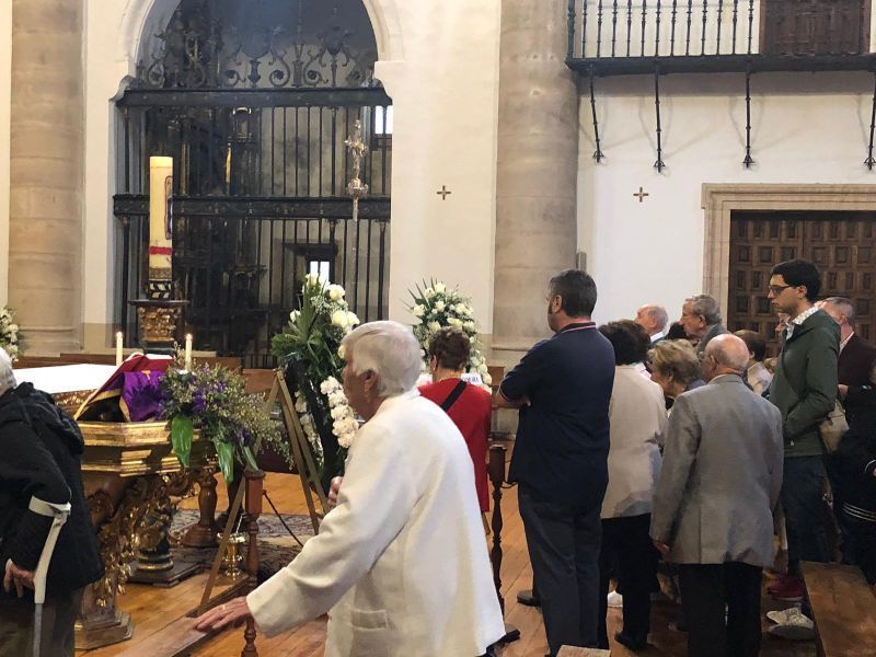 Los zamoranos presentan sus respetos ante el féretro de su obispo Gregorio Martínez Sacristán en la Iglesia de San Andrés