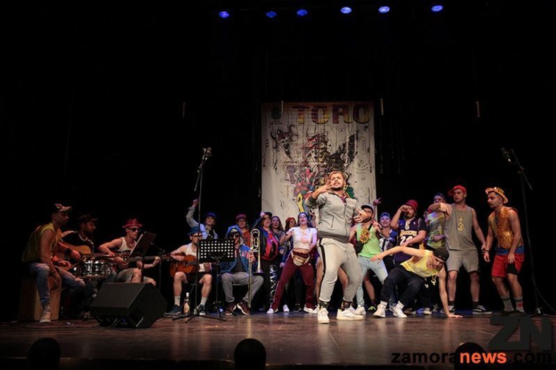 Las murgas toresanas lo dieron todo en un abarrotado Teatro Latorre, coplas y coplillas ácidas y cargadas de mensajes para iniciar 2020 con buen humor