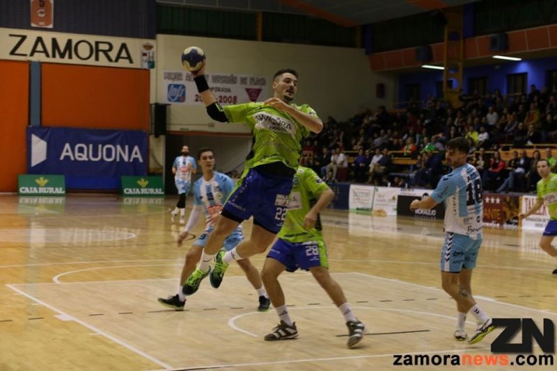 Gastón Mouriño en un partido con el Balonmano Zamora | Foto Zamora News