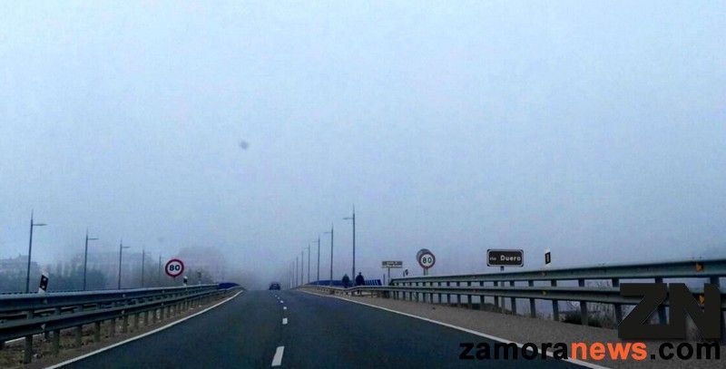 Tráfico condicionado por la niebla en toda la provincia, la A-52 y la A-6 a su paso por Zamora mantienen cortes de carriles en varios tramos