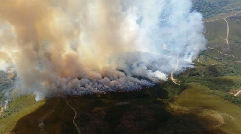 Nuevo incendio en la alta Sanabria, declarado en #IFHermisende las brigadas forestales y helicópteros ya actúan en la zona