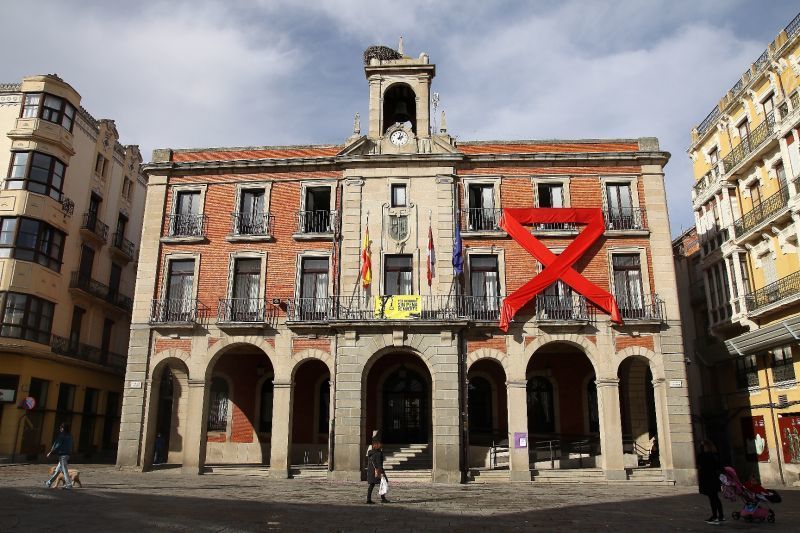 El Ayuntamiento se iluminará de amarillo contra la pena de muerte y de rojo por la concienciación sobre el Sida