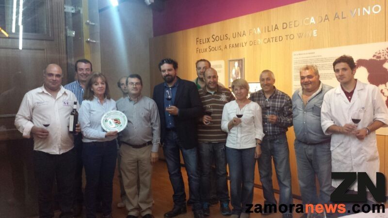La Asociación de Sumilleres tras la visita a la bodega y la cata en Pagos del Rey.