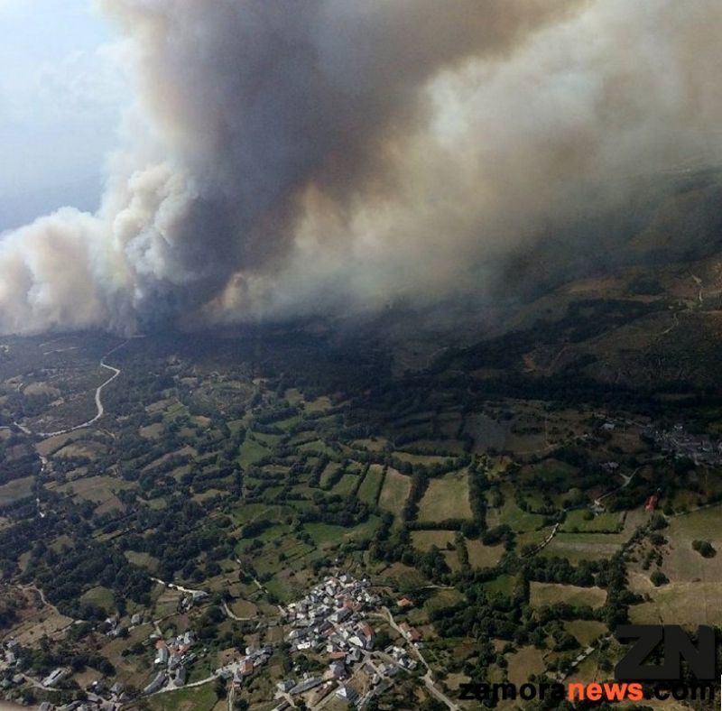 Continúa activo el incendio de Castromil que va por su tercer día de actividad y despliegue de medios aéreos y terrestres