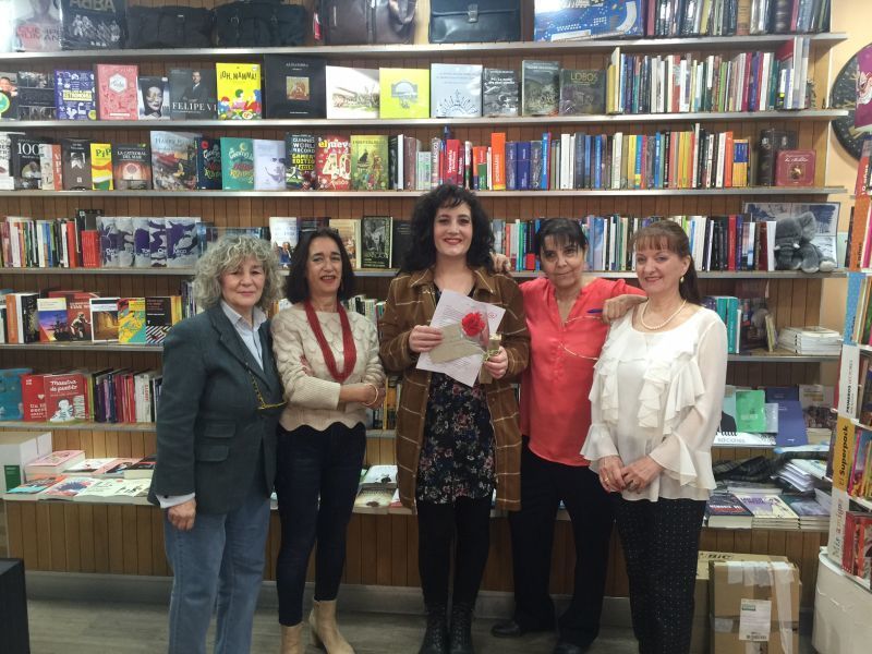Milhojas entrega a Raquel Alonso Figuero el premio a la mejor carta de amor de San Valentín