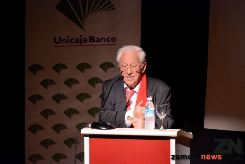 El Padre Ángel llena el auditorio Fundos de Zamora para trasladar su solidaridad a los migrantes y refugiados