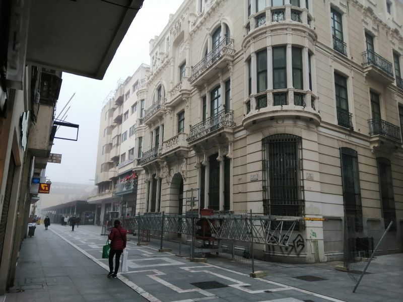 Comienzan las obras de mantenimiento del edificio de la que fuera Caja Duero ahora Unicaja Banco en Santa Clara