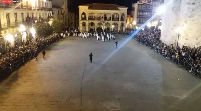 Jesús en su Tercera Caída ya está en la calle sigue en directo con nosotros el acto central de la procesión en honor a los fallecidos de la Hermandad