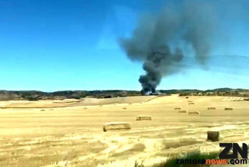 Una gran columna de humo advierte de un gran incendio en la localidad de Sanzoles del Vino