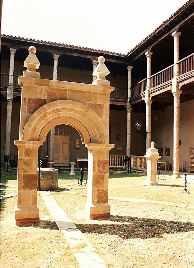 Imagen del arco de piedra sustraído del patio de los Condes de Requena (Foto: Facebook)