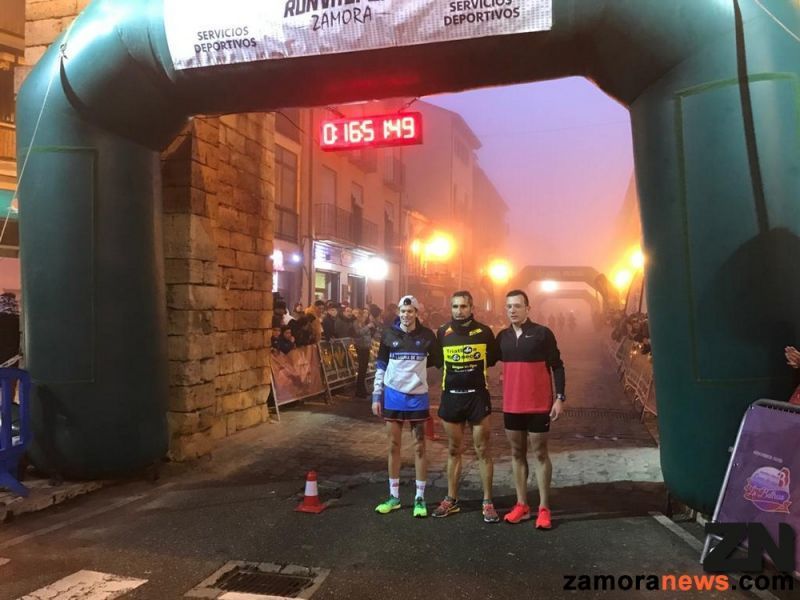 La quinta San Silvestre toresana de éxito en la participación pero bajo la niebla y el frío más de doscientos participantes en una tarde heladora