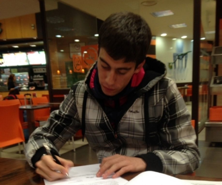 Rosón firma el contrato con su nuevo equipo.