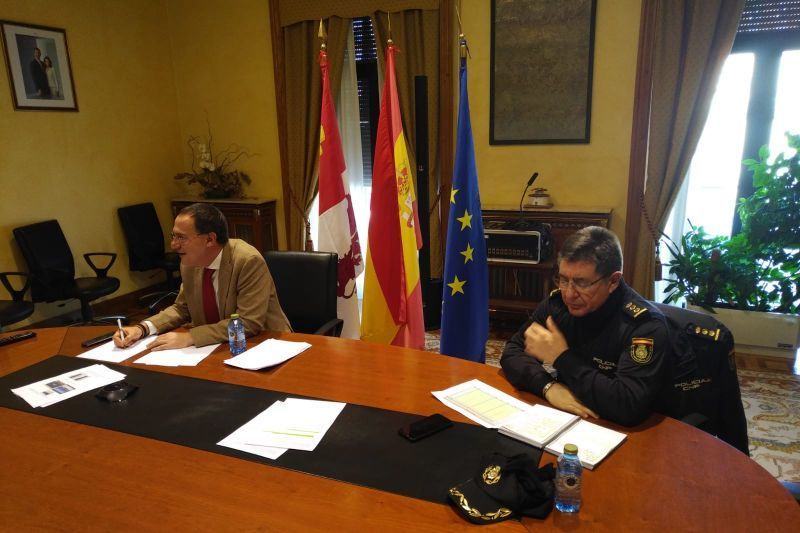 Ángel Blanco y responsables de la Policía Nacional | Foto Subdelegación del Gobierno
