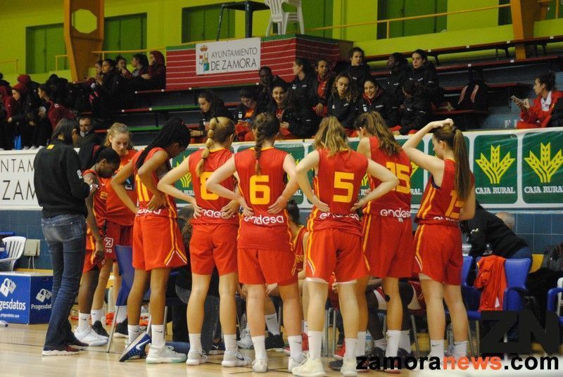 Primera jornada del II Memorial Juan de Mena. Resultados: primer partido Turquía 71 Italia 66 / segundo partido: España 72 Castilla y León 48