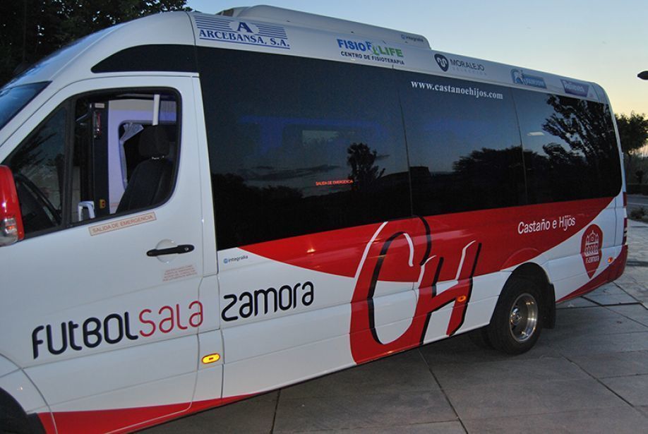 Autobús de transporte escolar.