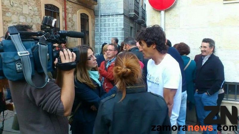 Amigos y vecinos recibieron de forma espontánea a Martín Ramos. (Foto: FB de R.Lucas)