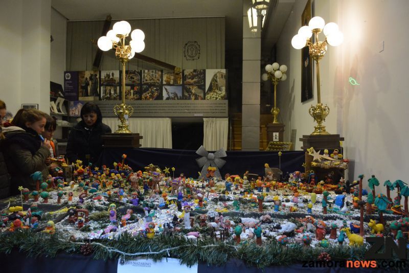 Un más que original belén de plastilina realizado por niños de 6 a 12 años seña de identidad navideña de la Congregación