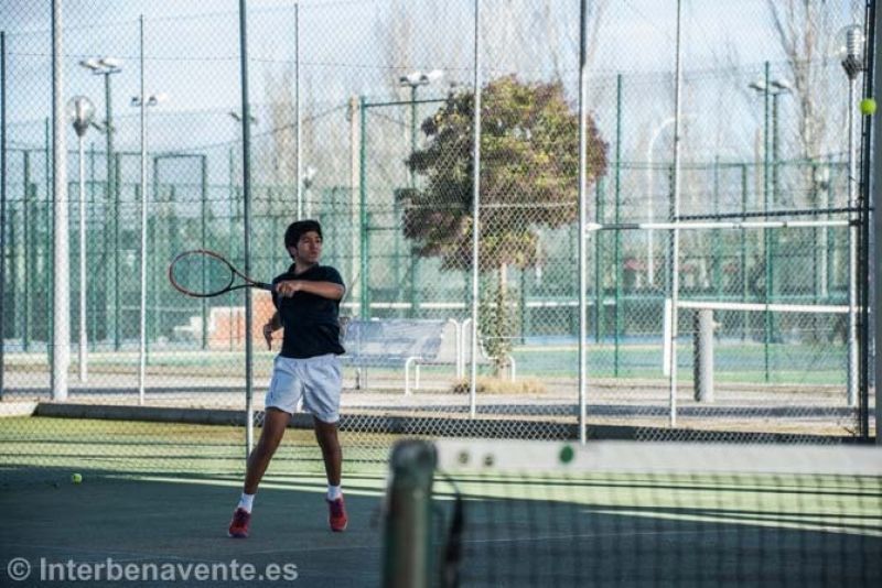 Benavente amplía el horario de sus pistas de tenis y pádel