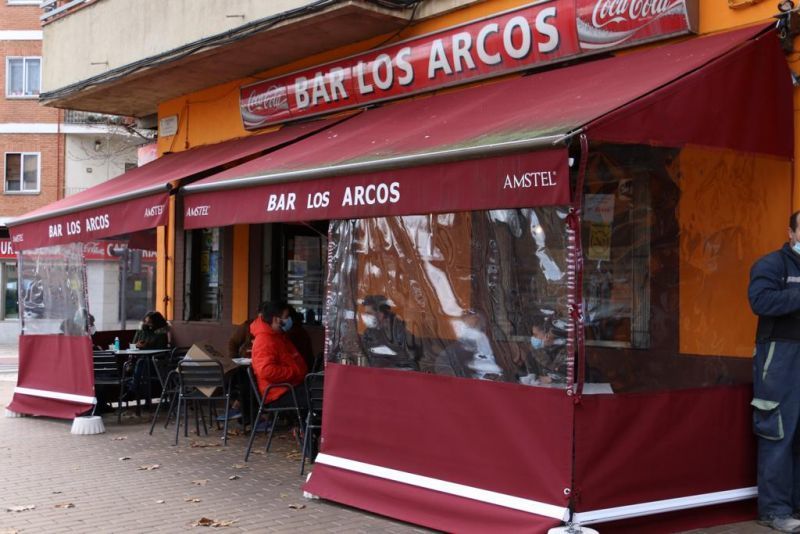Algunos hosteleros "prueban fortuna" y se deciden a abrir las terrazas
