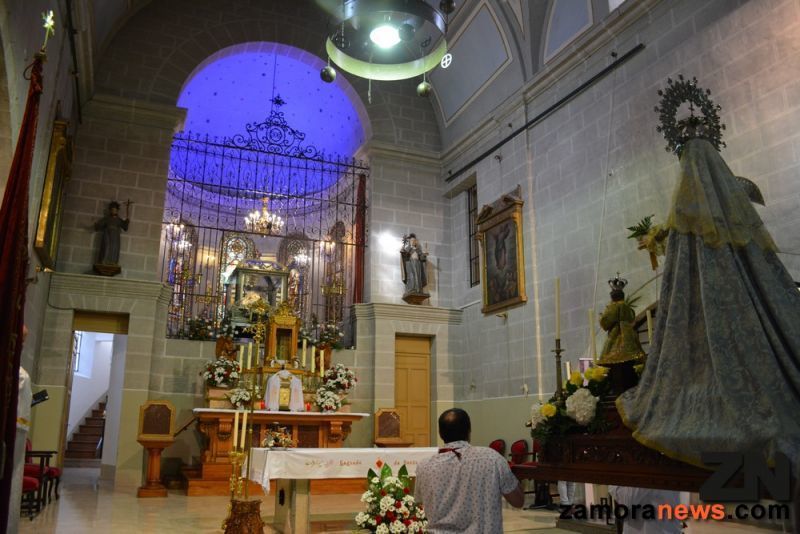 La Virgen de la Concha desfila hasta la Catedral donde se han celebrado las vísperas del Corpus Christi